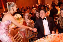 Đại gia “dốc tiền” bao nuôi mỹ nữ ăn chơi và cái kết đắng