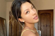 Tay vợt đẹp nhất thế giới mặc quyến rũ