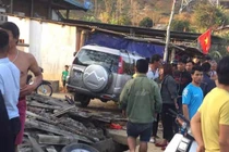 Ô tô điên ủi bay nhiều xe máy, đâm tử vong 1 phụ nữ