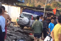 Ô tô điên ủi bay nhiều xe máy, đâm tử vong 1 phụ nữ