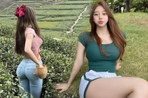 Đi hái chè, 2 cô “thôn nữ” bỗng nổi tiếng vì quần jean “độ” đường cong