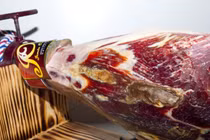 Đùi lợn muối Tây Ban Nha đại gia lùng mua ăn Tết có gì "bổ béo"?