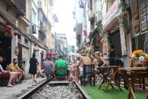 Người dân nói gì về việc Bộ GTVT “thổi còi” cafe đường tàu?