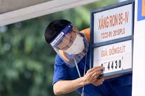 Lùi ngày điều chỉnh giá xăng