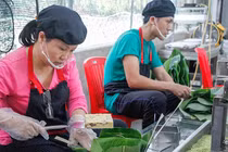 Cận cảnh "dây chuyền" làm bánh chưng siêu tốc đầu tiên tại Việt Nam