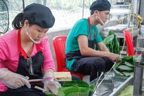 Cận cảnh "dây chuyền" làm bánh chưng siêu tốc đầu tiên tại Việt Nam