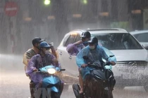 Dự báo thời tiết 24/7: Cả nước mưa giông vào chiều tối, ngày nắng nóng