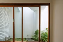 Ngôi nhà được “vẽ” bởi vườn rau, vệt nắng và nội thất cũ