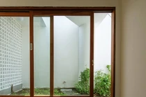 Ngôi nhà được “vẽ” bởi vườn rau, vệt nắng và nội thất cũ