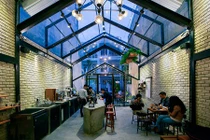 Ngắm quán cà phê Đà Nẵng đẹp lộng lẫy trên báo Tây