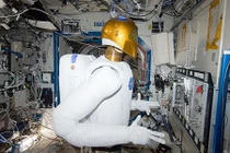 Cận cảnh robot hỗ trợ con người làm việc ngoài vũ trụ