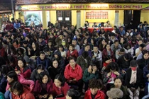 "Biển người" ngồi tràn ra đường giải hạn chùa Phúc Khánh