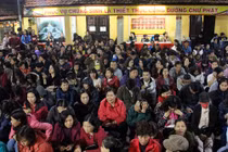 "Biển người" ngồi tràn ra đường giải hạn chùa Phúc Khánh