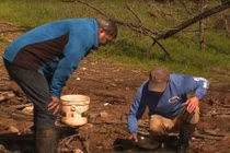 Bất ngờ lộ mỏ vàng trăm tuổi chỉ sau một cơn mưa