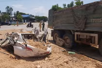 Bắt giam tài xế xe tải chở đất đá đè bẹp ôtô con làm 3 người chết
