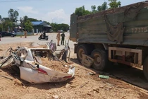 Bắt giam tài xế xe tải chở đất đá đè bẹp ôtô con làm 3 người chết