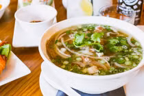 Phở Việt "xuất ngoại" giá chát không tưởng, thực khách mê mệt