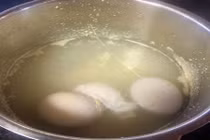 Lần đầu ra mắt nhà người yêu, cô gái luộc trứng vỡ tung tóe