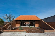 Nhà 2 mái gạch mộc độc đáo ở Long An 