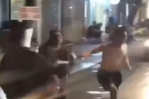 Video: Nghịch tử cởi trần rượt đánh bố ruột dã man trên phố Hà Nội