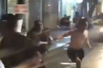 Video: Nghịch tử cởi trần rượt đánh bố ruột dã man trên phố Hà Nội