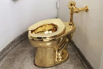 Tỷ phú dùng toilet bằng vàng, chi 4 tỷ/năm để làm tóc là ai?
