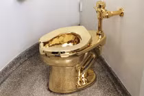 Tỷ phú dùng toilet bằng vàng, chi 4 tỷ/năm để làm tóc là ai?