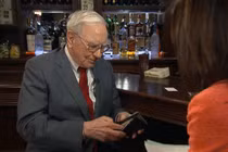 Tỷ phú thế giới thường để bao nhiêu tiền trong ví?