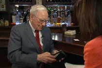 Tỷ phú thế giới thường để bao nhiêu tiền trong ví?