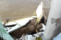 Nhà bên sông làm kiên cố sẽ gây thiệt hại lớn khi sạt lở