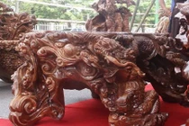 “Mê mẩn” bộ bàn ghế gù hương ngũ long ngàn tuổi của đại gia Tuyên Quang 