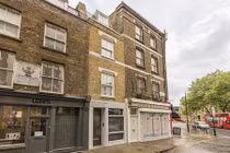 Có gì trong ngôi nhà vừa méo vừa hẹp lại có giá trên trời? 