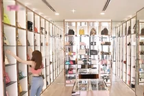 Lóa mắt loạt hàng hiệu xa xỉ trong phòng ngủ triệu đô của Ngọc Trinh