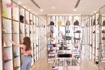 Lóa mắt loạt hàng hiệu xa xỉ trong phòng ngủ triệu đô của Ngọc Trinh