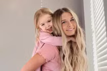 Thế hệ cha mẹ "bán con" trên TikTok để kiếm tiền