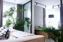 Hóa ra không gian sống của vợ chồng siêu mẫu Lê Thúy lại xanh tươi, mát mắt thế này