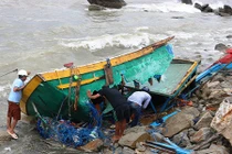 Hình ảnh tàu tiền tỷ tan tác thảm thương sau bão số 2