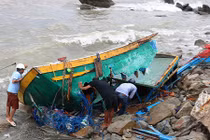 Hình ảnh tàu tiền tỷ tan tác thảm thương sau bão số 2