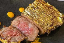 Đại gia bỏ gần 10 triệu đồng thưởng thức bít tết phủ vàng