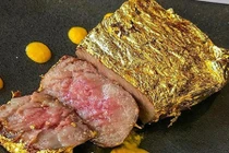 Đại gia bỏ gần 10 triệu đồng thưởng thức bít tết phủ vàng