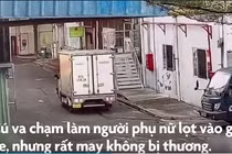 Xe tải lùi, cuốn người phụ nữ vào gầm