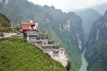 Mã Pì Lèng Panorama bên ngoài bê tông xù xì xấu xí, bên trong có gì?