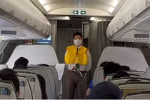 Xé vỏ áo phao, chây ì nộp phạt, một phụ nữ bị cấm bay