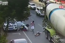 Video: Bị xe bồn cán qua đầu, cô gái đi xe máy sống sót thần kỳ