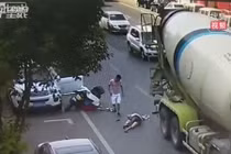 Video: Bị xe bồn cán qua đầu, cô gái đi xe máy sống sót thần kỳ