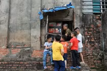 Tiệm tạp hoá “thời bao cấp” gây sốt của cụ bà 90 tuổi bán gì?