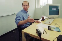 Tỷ phú hàng đầu thế giới làm việc trên chiếc bàn thế nào?