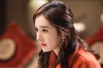 Đang nằm chơi điện thoại, mẹ chồng đột ngột xông vào phòng quát một câu