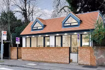 Ngỡ ngàng nhà vệ sinh công cộng lột xác thành nhà 2 tầng siêu đắt