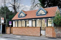 Ngỡ ngàng nhà vệ sinh công cộng lột xác thành nhà 2 tầng siêu đắt